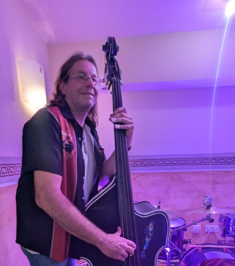 Hubsi - Kontrabass, Backing Vocals